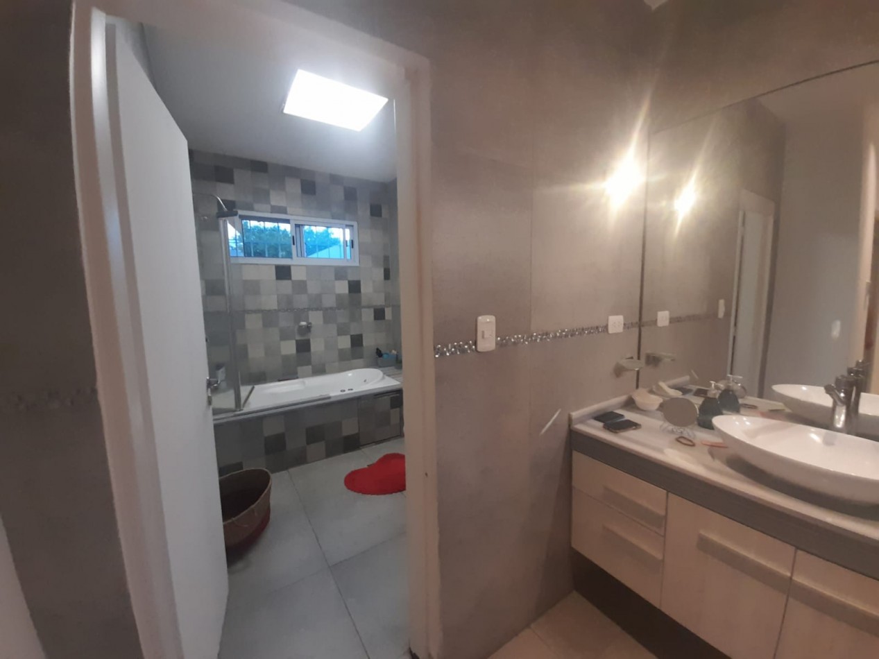 CASA DE 4 DORMITORIOS CON PILETA EN CRISOSTOMO 2700 APTA CREDITO