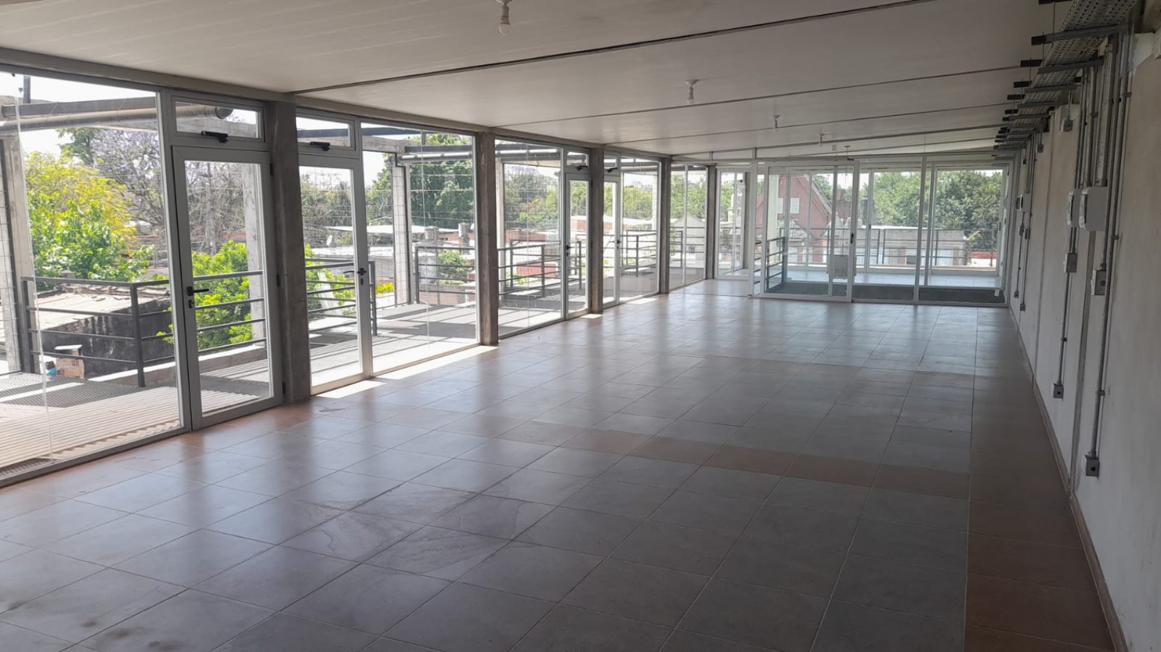 LOCALES COMERCIALES AMPLIOS A ESTRENAR YB