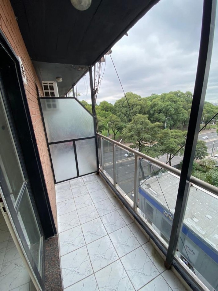 MONOAMBIENTE FRENTE AL PARQUE AVELLANEDA CON BALCON Y AA SPLIT