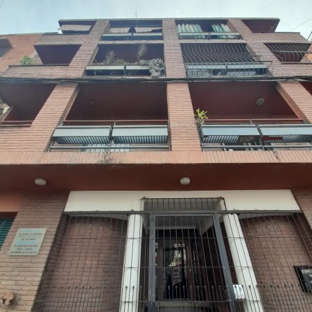 Departamento 2 dormitorios PB con cochera en San Lorenzo al 100
