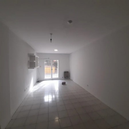 Departamento 2 dormitorios PB con cochera en San Lorenzo al 100