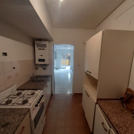 Departamento 2 dormitorios PB con cochera en San Lorenzo al 100