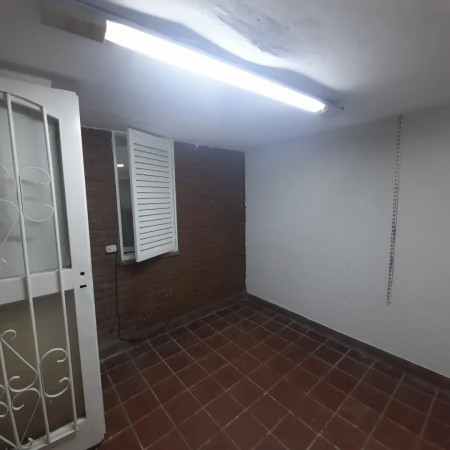 Departamento 2 dormitorios PB con cochera en San Lorenzo al 100