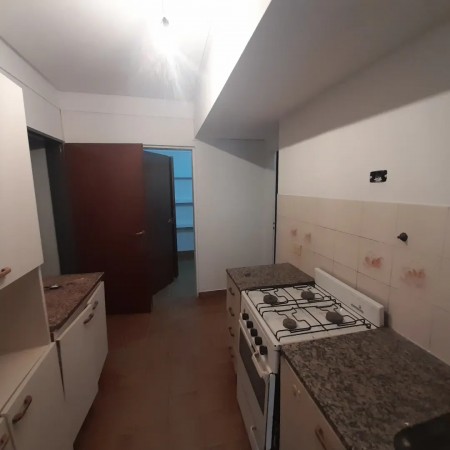 Departamento 2 dormitorios PB con cochera en San Lorenzo al 100