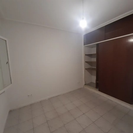 Departamento 2 dormitorios PB con cochera en San Lorenzo al 100