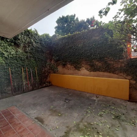 Departamento 2 dormitorios PB con cochera en San Lorenzo al 100