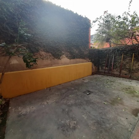 Departamento 2 dormitorios PB con cochera en San Lorenzo al 100