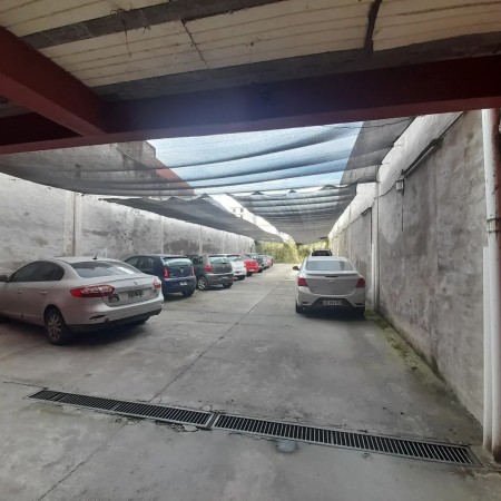 Departamento 2 dormitorios PB con cochera en San Lorenzo al 100