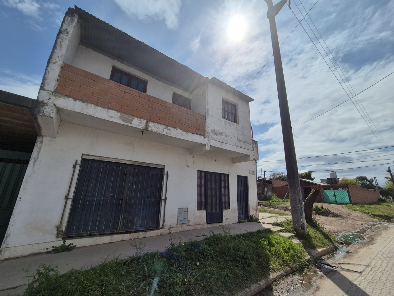 CASA ESQUINA DE DOS PLANTAS EN BARRIO EL SOL LAS TALITAS EN LOS LAPACHOS Y LAS ACACIAS