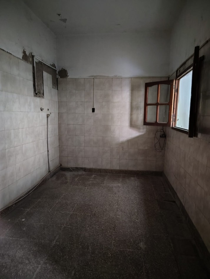 CASA A REMODELAR EN PASAJE ALMIRANTE BROWN 1.427
