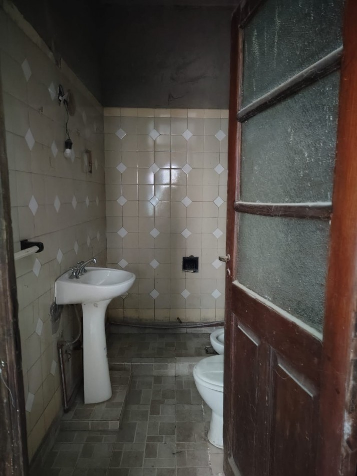 CASA A REMODELAR EN PASAJE ALMIRANTE BROWN 1.427
