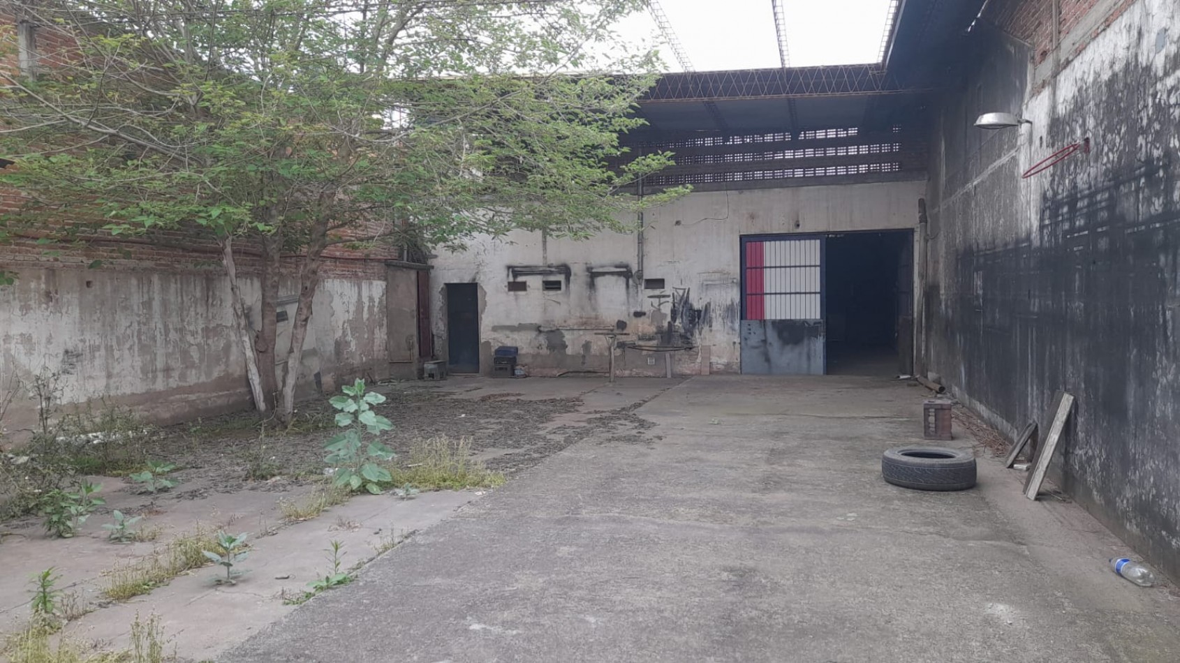 DEPOSITO EN RIVADAVIA 1610 APTO CAMIONES CALLE ANCHA