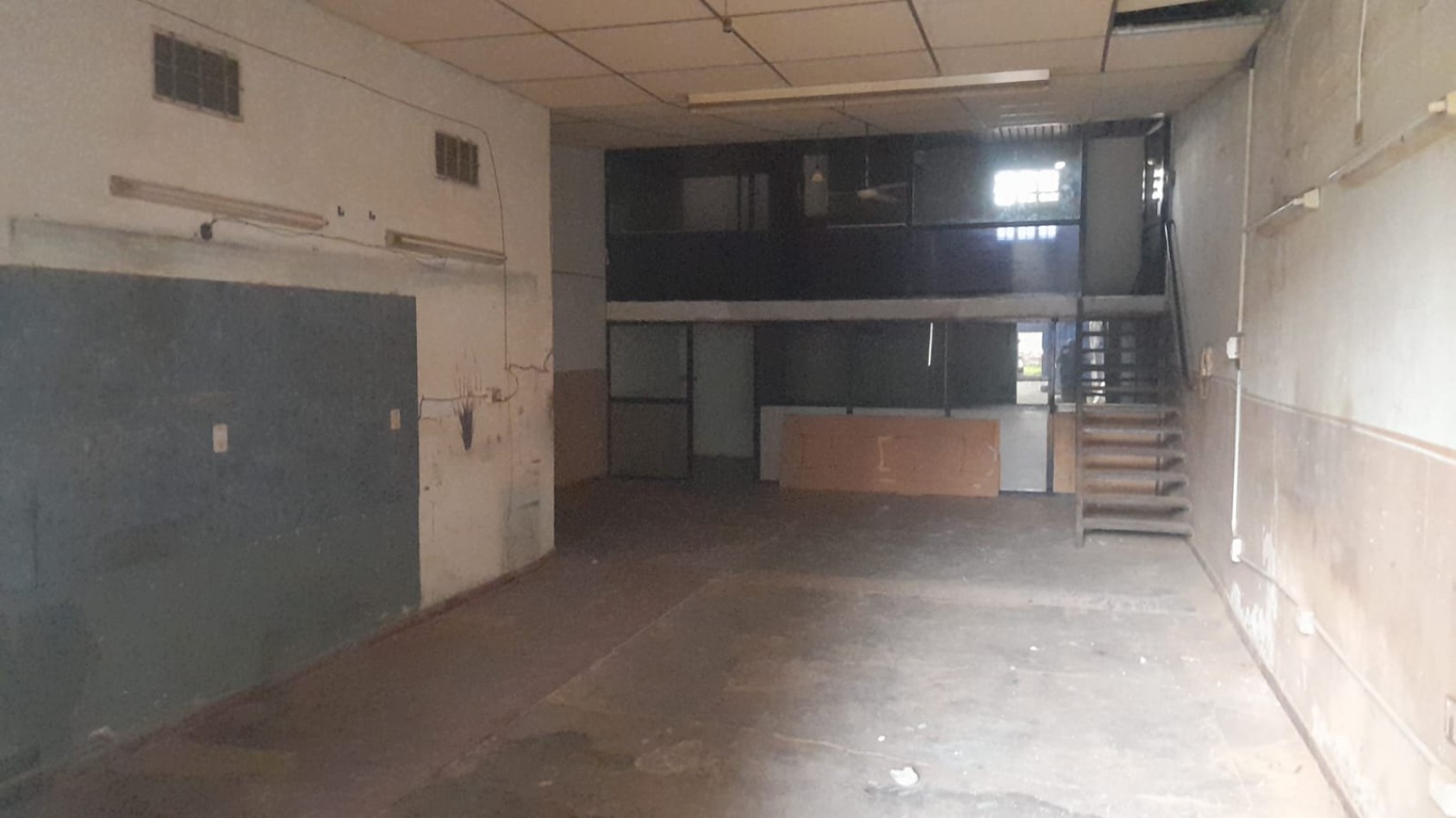 DEPOSITO EN RIVADAVIA 1610 APTO CAMIONES CALLE ANCHA