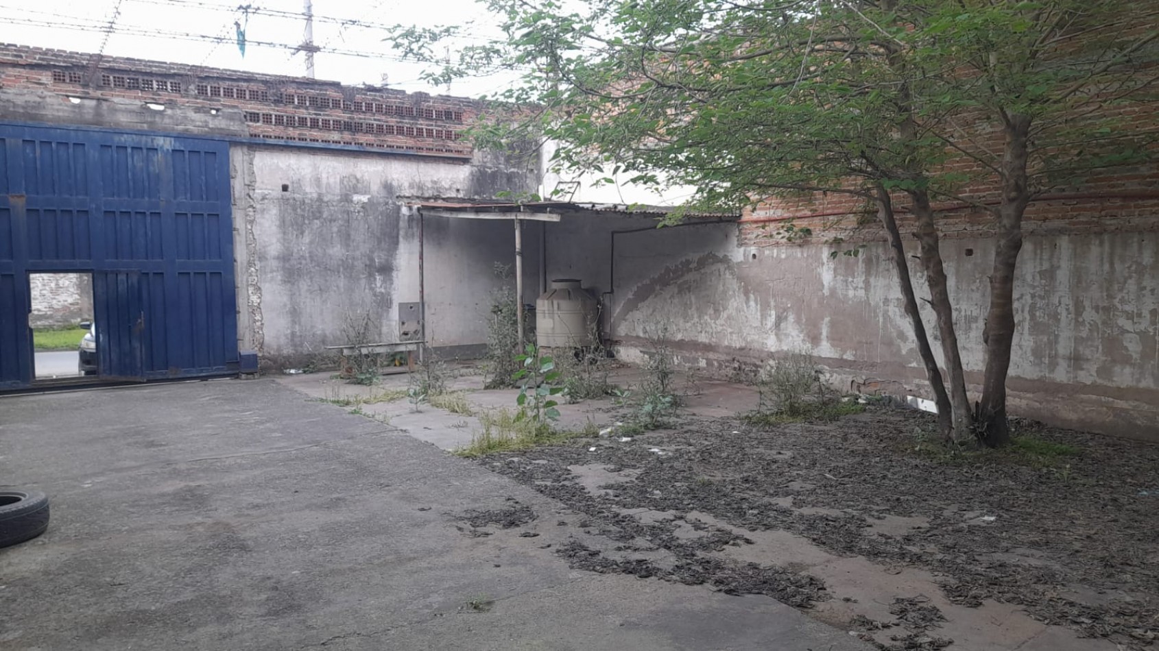 DEPOSITO EN RIVADAVIA 1610 APTO CAMIONES CALLE ANCHA