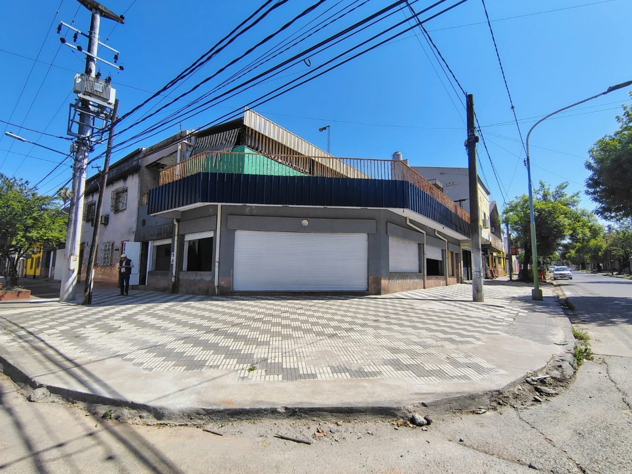 HERMOSO LOCAL ESQUINA EN RIVADAVIA Y PERU DE 200 M2 