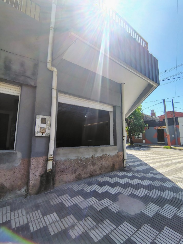 HERMOSO LOCAL ESQUINA EN RIVADAVIA Y PERU DE 200 M2 