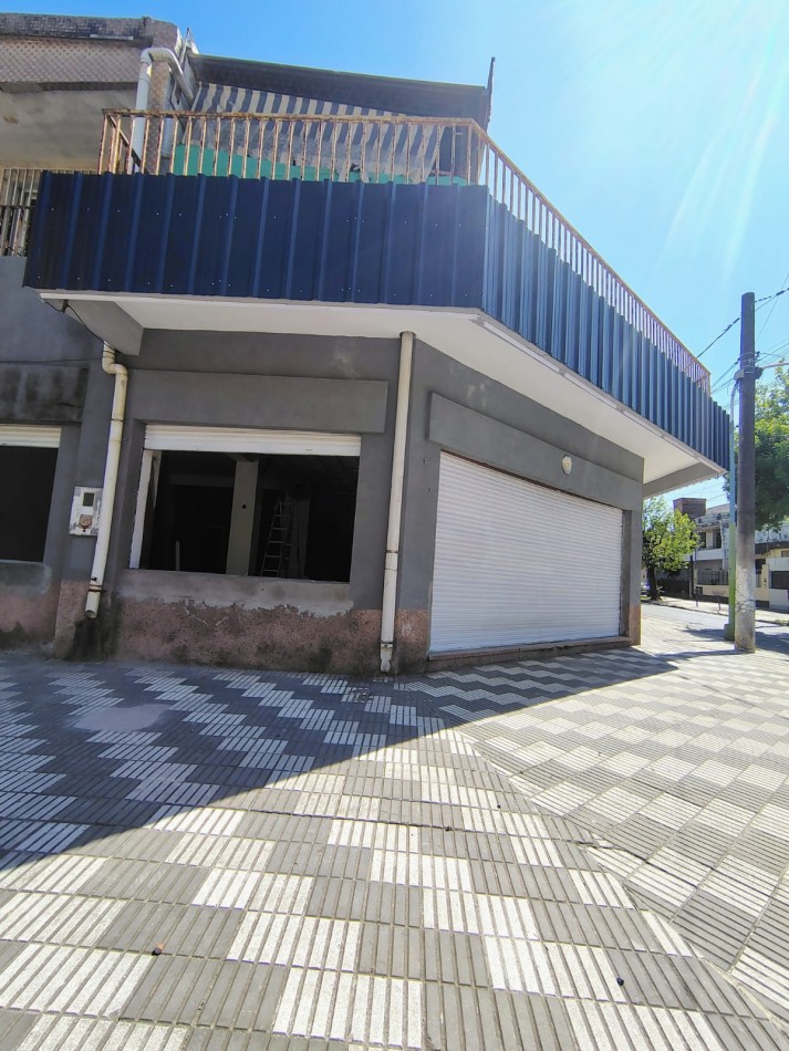 HERMOSO LOCAL ESQUINA EN RIVADAVIA Y PERU DE 200 M2 