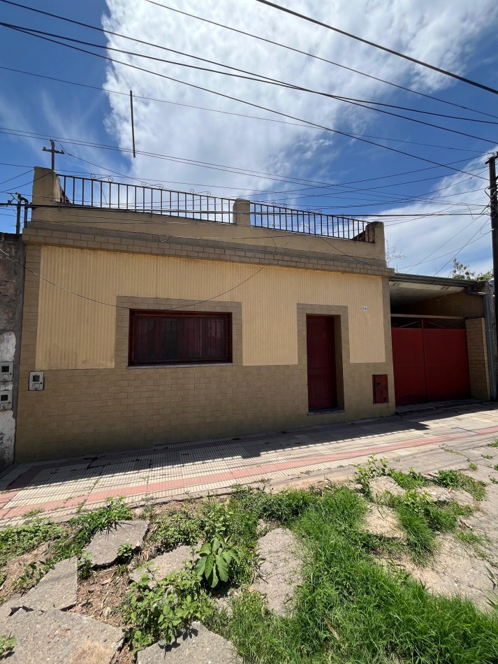 CASA DE CINCO DORMITORIOS EN BALCARCE 1744 A METROS AVENIDA JUAN B JUSTO APTA CREDITO