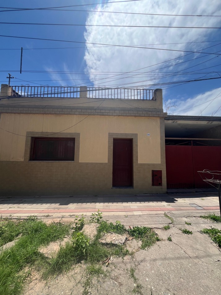 CASA DE CINCO DORMITORIOS EN BALCARCE 1744 A METROS AVENIDA JUAN B JUSTO APTA CREDITO