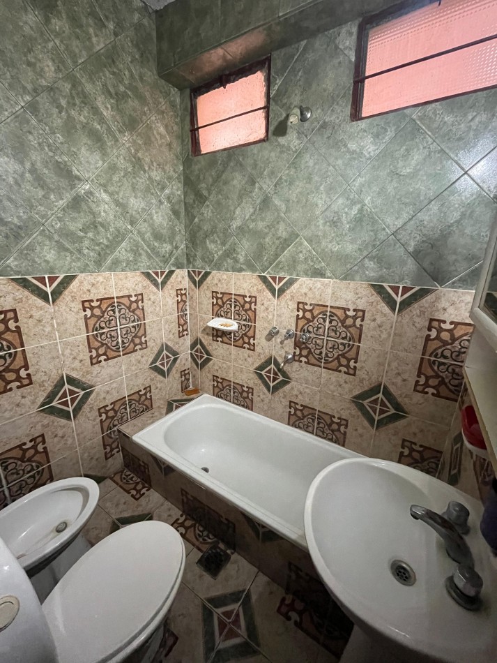 CASA DE CINCO DORMITORIOS EN BALCARCE 1744 A METROS AVENIDA JUAN B JUSTO APTA CREDITO