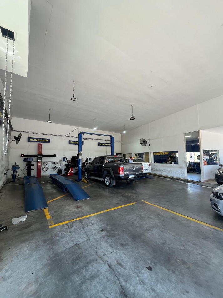 ESPECTACULAR LOCAL COMERCIAL EN AVENIDA KIRCHNER (EX ROCA) AL 2300 DE 300 M2