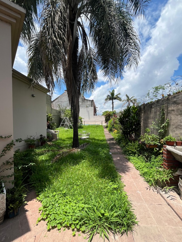 IMPORTANTE CASA DE CUATRO DORMITORIOS CON PILETA EN MENDOZA AL 3500 APTA CREDITO