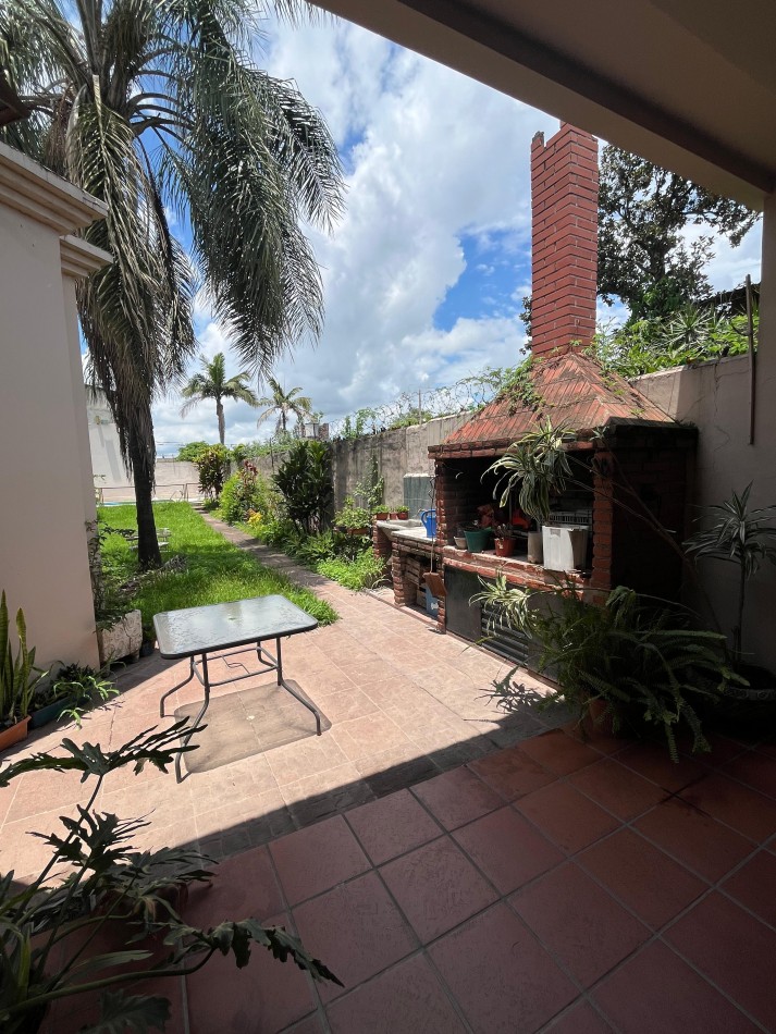 IMPORTANTE CASA DE CUATRO DORMITORIOS CON PILETA EN MENDOZA AL 3500 APTA CREDITO