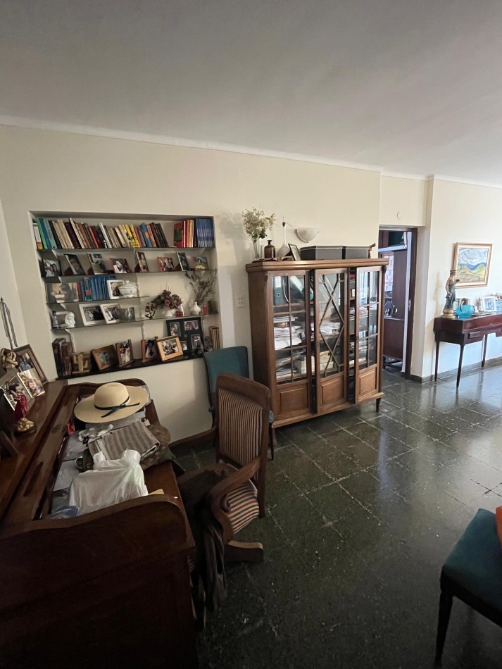 IMPORTANTE CASA DE CUATRO DORMITORIOS CON PILETA EN MENDOZA AL 3500 APTA CREDITO