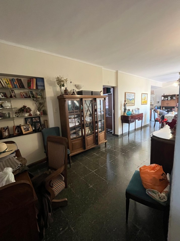IMPORTANTE CASA DE CUATRO DORMITORIOS CON PILETA EN MENDOZA AL 3500 APTA CREDITO