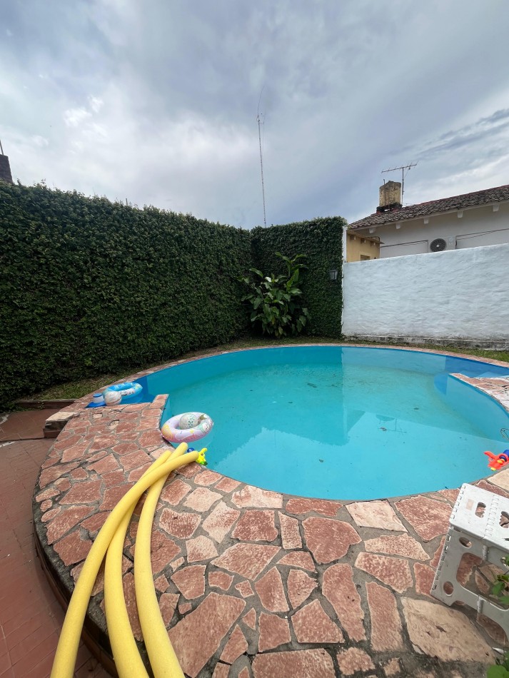 CASA DE TRES DORMITORIOS EN SALAS Y VALDEZ Y PANAMA YERBA BUENA