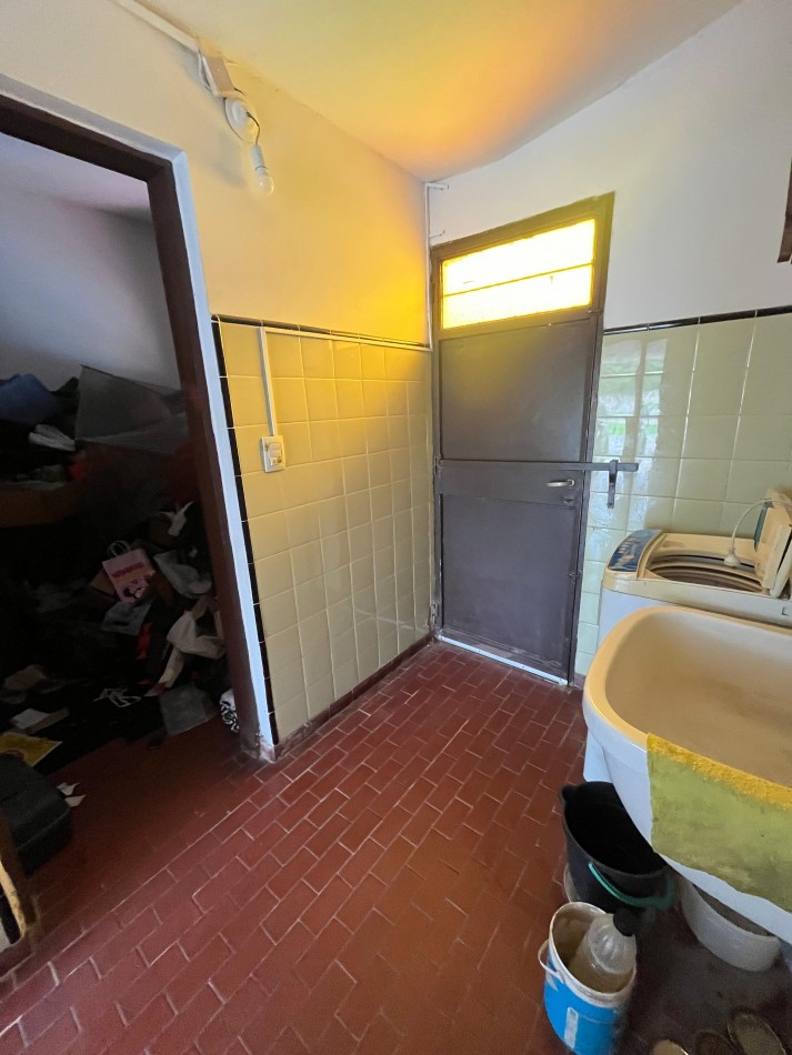 CASA DE TRES DORMITORIOS EN SALAS Y VALDEZ Y PANAMA YERBA BUENA