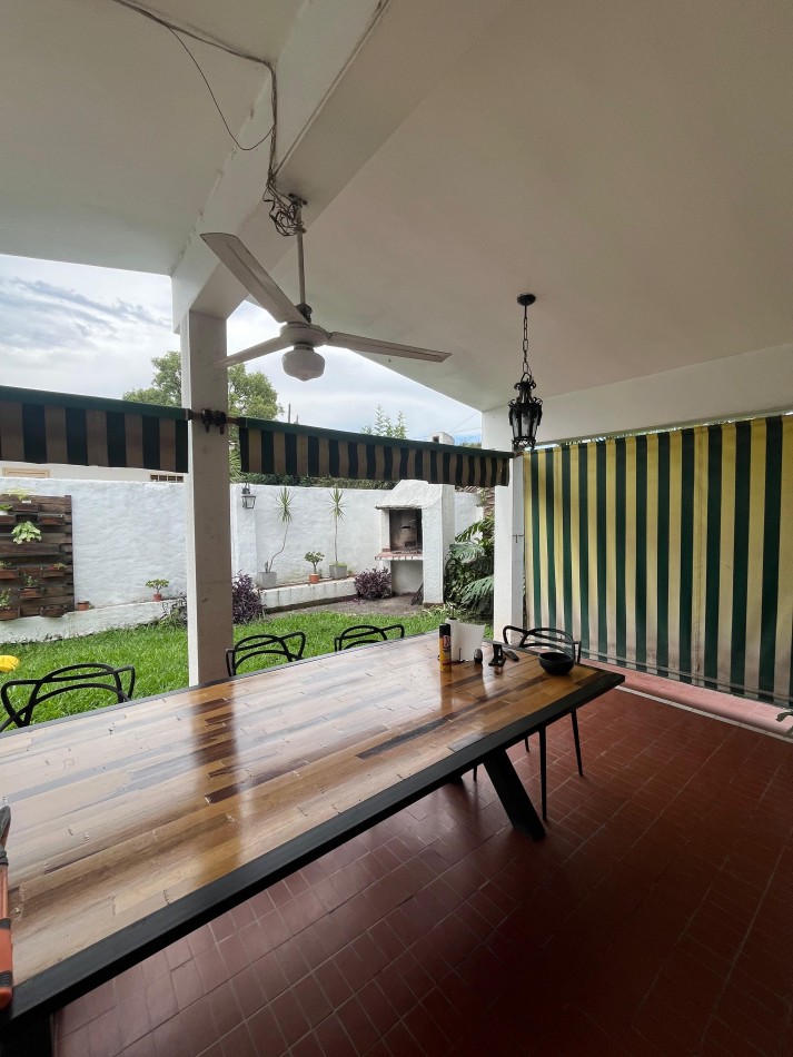 CASA DE TRES DORMITORIOS EN SALAS Y VALDEZ Y PANAMA YERBA BUENA