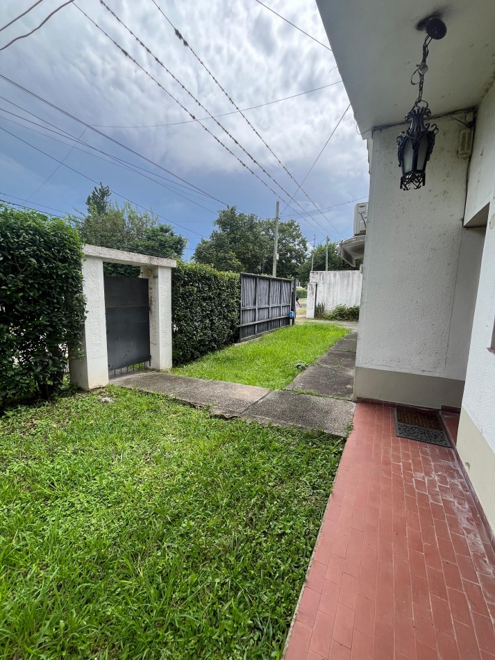 CASA DE TRES DORMITORIOS EN SALAS Y VALDEZ Y PANAMA YERBA BUENA
