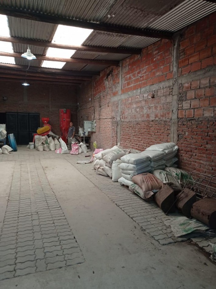 GRANJA AVICOLA PRODUCIENDO EN RUTA PROVINCIAL 305 Y CAMINO DE ALTA GRACIA EN UNA HECTAREA Y MEDIA