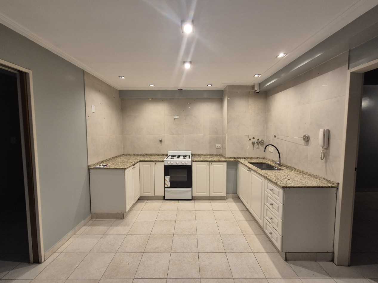 DEPARTAMENTO DE TRES DORMITORIOS CON DEPENDENCIA APTO CREDITO Y COCHERA EN SAN LORENZO AL 700