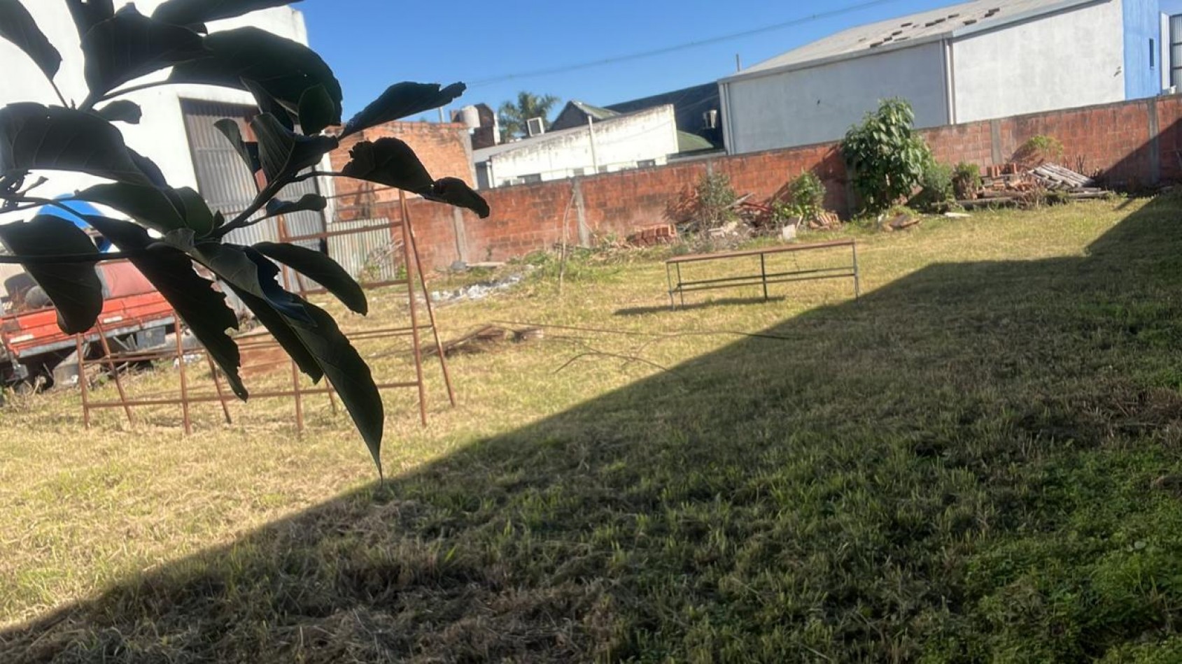 IMPORTANTE INMUEBLE COMERCIAL EN YERBA BUENA DEPOSITO CON OFICINAS 