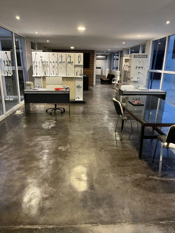 IMPORTANTE INMUEBLE COMERCIAL EN YERBA BUENA DEPOSITO CON OFICINAS 