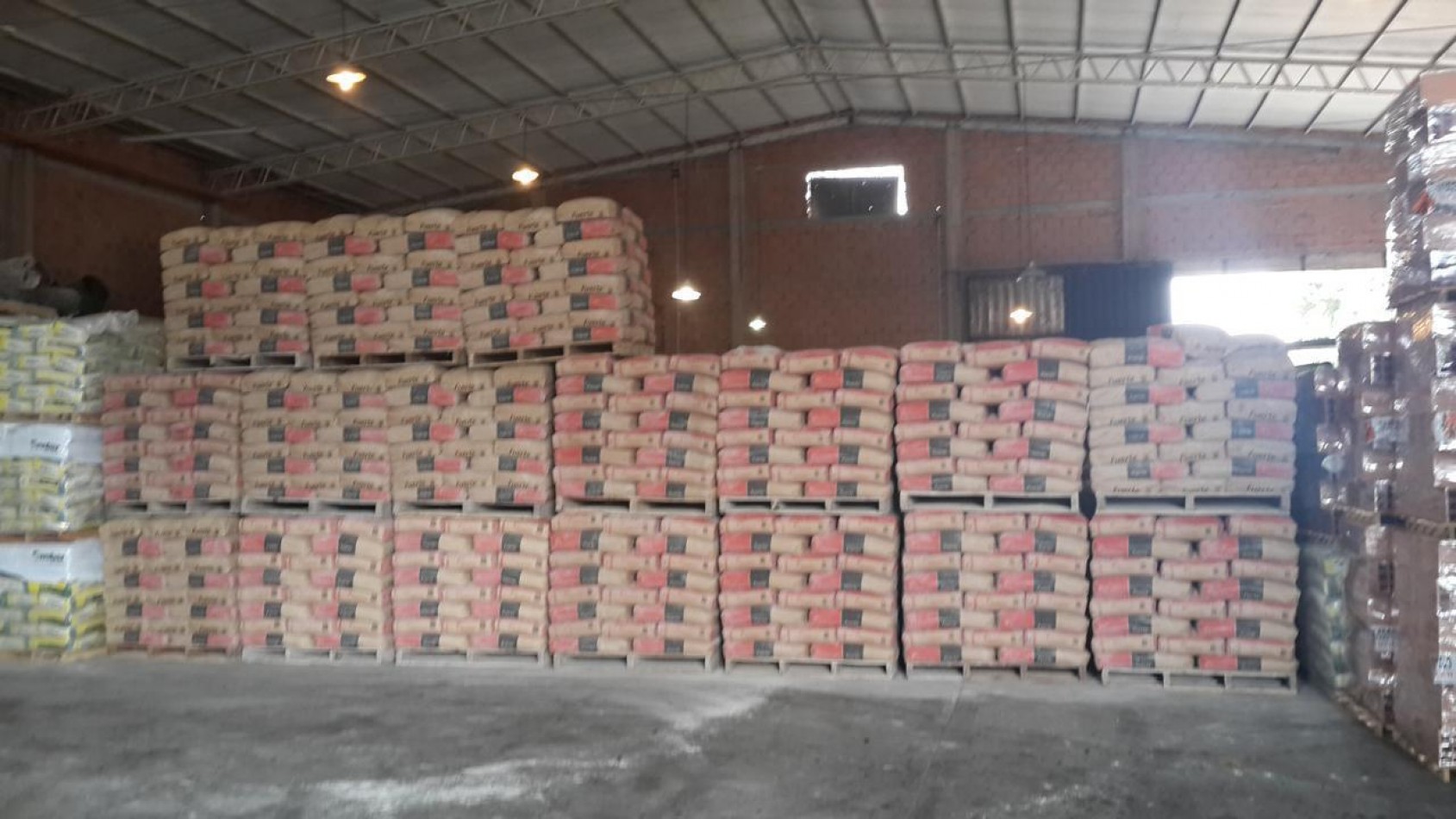 IMPORTANTE INMUEBLE COMERCIAL EN YERBA BUENA DEPOSITO CON OFICINAS 