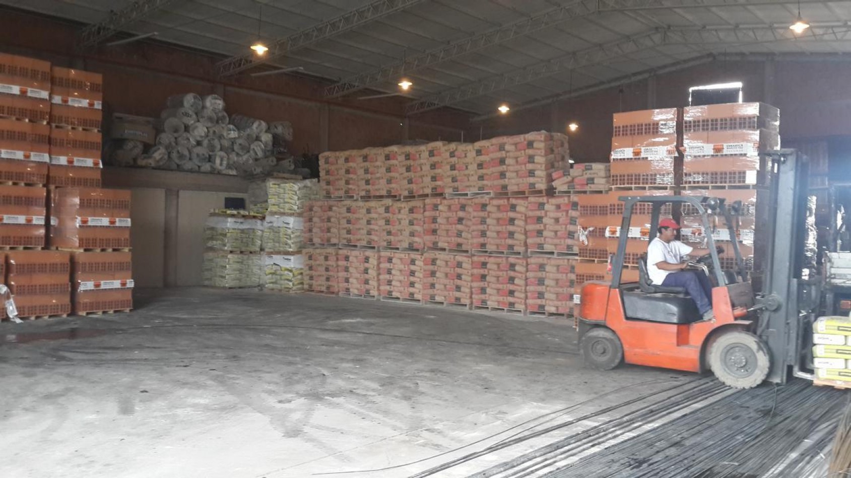 IMPORTANTE INMUEBLE COMERCIAL EN YERBA BUENA DEPOSITO CON OFICINAS 