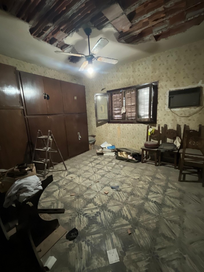 DEPARTAMENTO EN PLANTA ALTA DE TRES DORMORIOS CON TERRAZA A REMODELAR EN CHILE AL 1700 IDEAL INVERSORES 