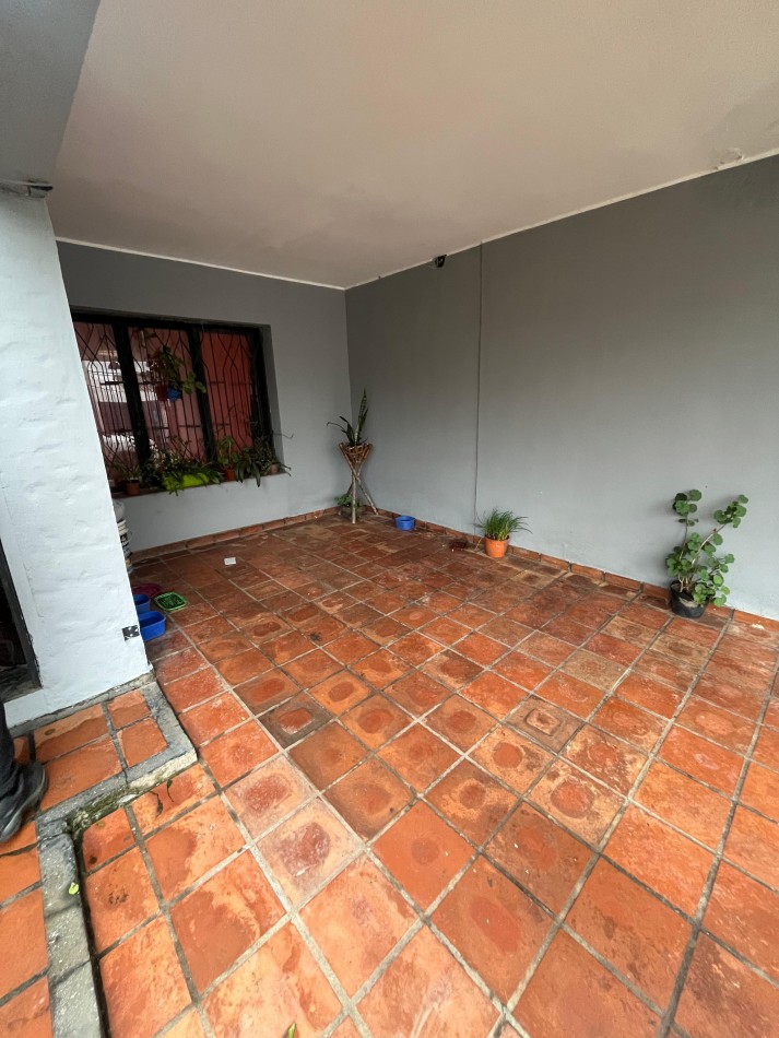 CASA EN BARRIO KENEDY APTA CREDITO CON PILETA Y QUINCHO