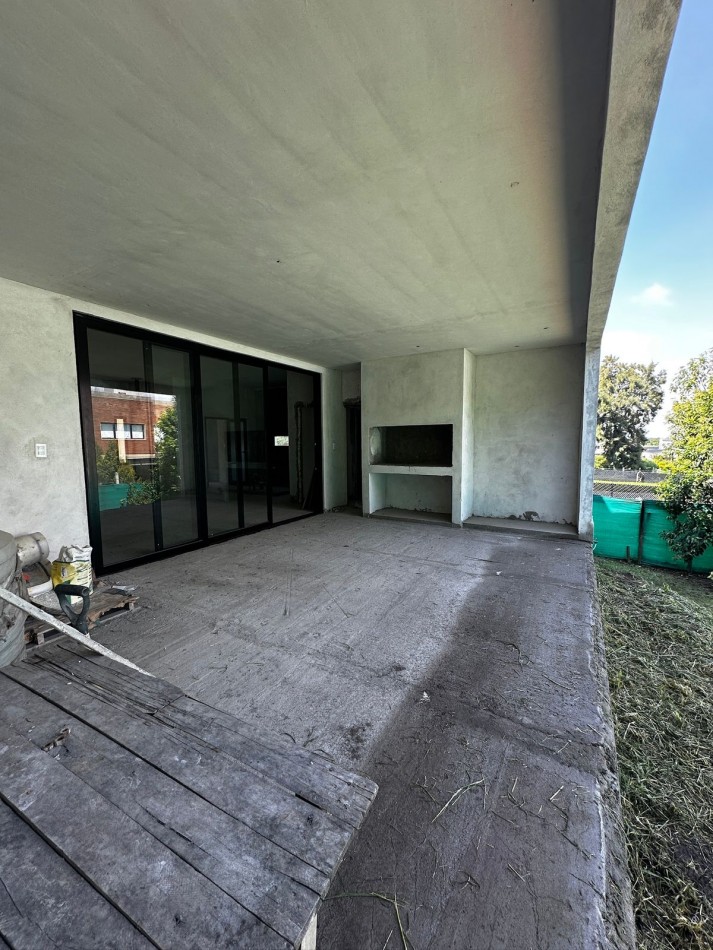 CASA EN BARRIO CERRADO LA EMILIA EN LA RINCONADA YERBA BUENA DE TRES DORMITORIOS A TERMINAR DETALLES APTA CREDITO