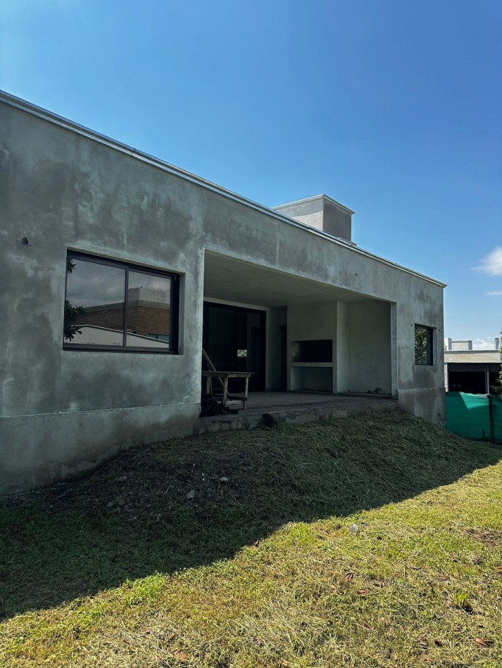 CASA EN BARRIO CERRADO LA EMILIA EN LA RINCONADA YERBA BUENA DE TRES DORMITORIOS A TERMINAR DETALLES APTA CREDITO