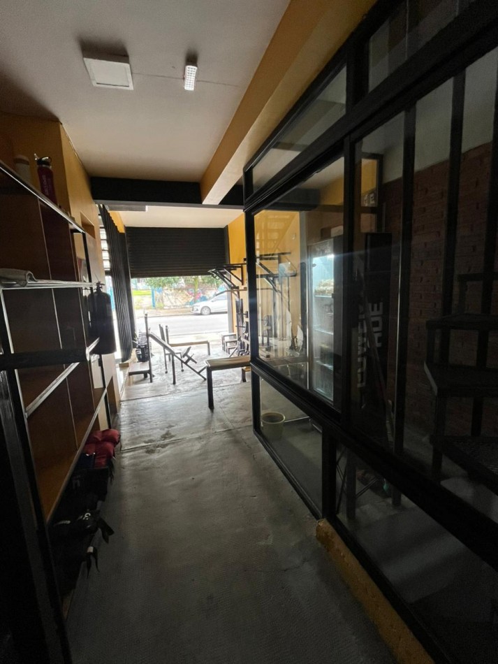 IMPORTANTE LOCAL COMERCIAL CON DEPOSITO EN BOLIVAR Y JUJUY BARRIO SUR