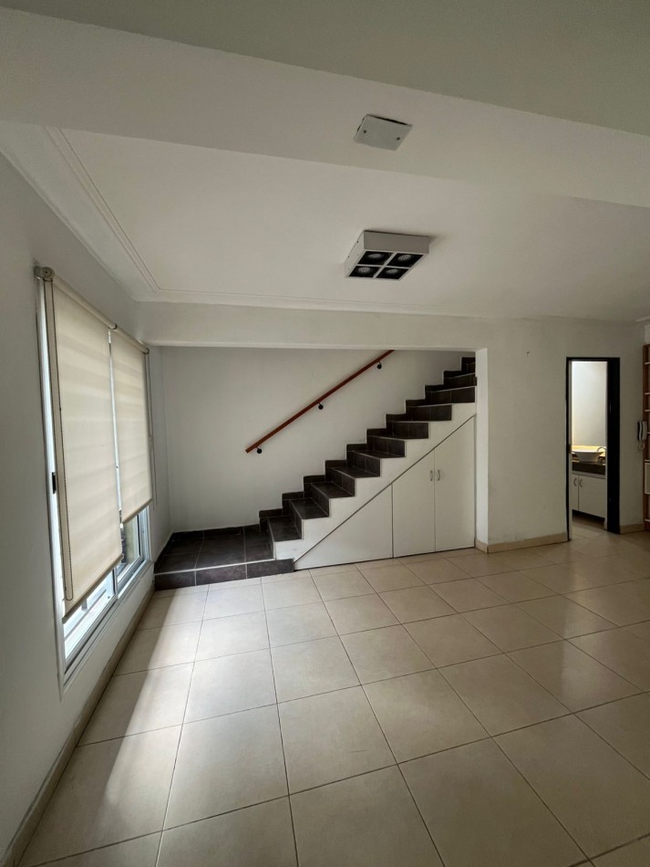 DUPLEX DE TRES DORMITORIOS CON DOS COCHERAS EN COMPLEJO CERRADO SIN EXPENSAS EN YERBA BUENA 