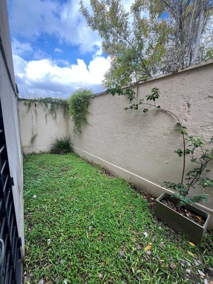 DUPLEX DE TRES DORMITORIOS CON DOS COCHERAS EN COMPLEJO CERRADO SIN EXPENSAS EN YERBA BUENA 