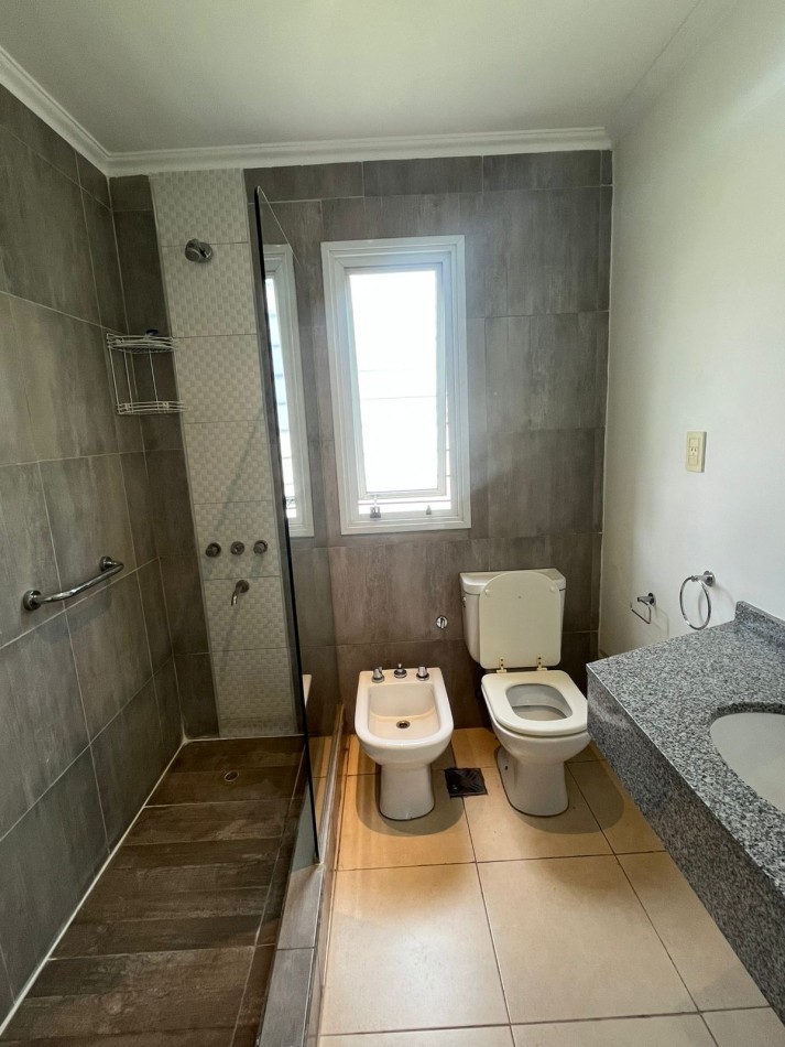 DUPLEX DE TRES DORMITORIOS CON DOS COCHERAS EN COMPLEJO CERRADO SIN EXPENSAS EN YERBA BUENA 