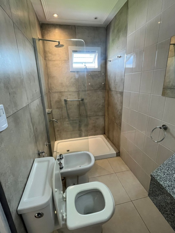 DUPLEX DE TRES DORMITORIOS CON DOS COCHERAS EN COMPLEJO CERRADO SIN EXPENSAS EN YERBA BUENA 