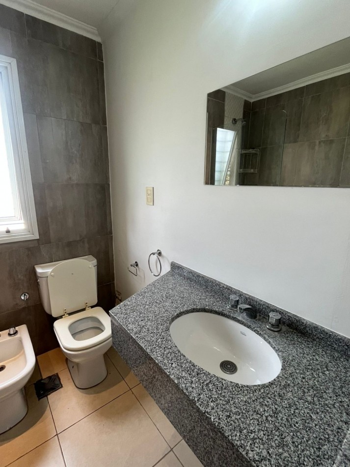 DUPLEX DE TRES DORMITORIOS CON DOS COCHERAS EN COMPLEJO CERRADO SIN EXPENSAS EN YERBA BUENA 