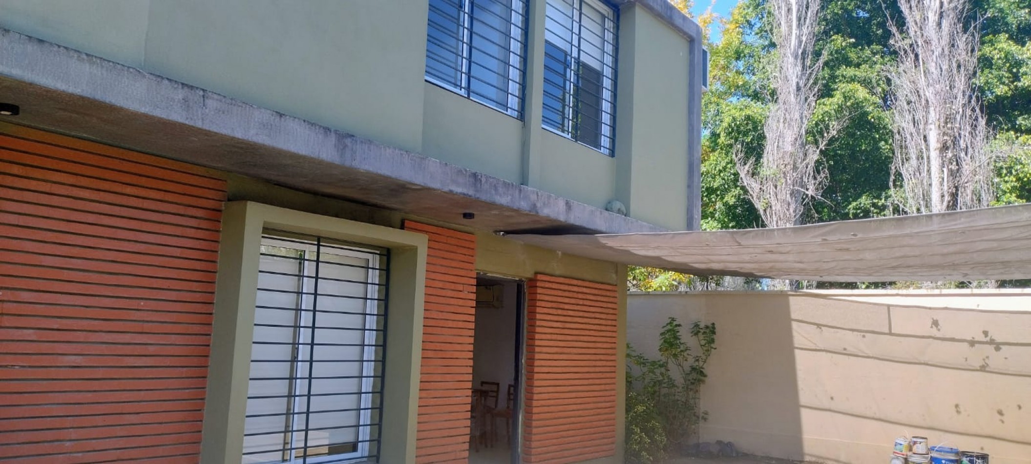 DUPLEX DE TRES DORMITORIOS CON DOS COCHERAS EN COMPLEJO CERRADO SIN EXPENSAS EN YERBA BUENA 